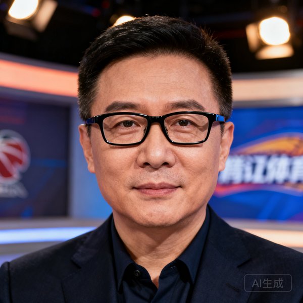 腾讯体育资深篮球解说员苏群的正面肖像照，戴着黑框眼镜，身穿深色西装，背景为演播室柔和灯光