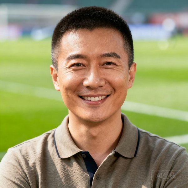 腾讯体育足球解说员杨毅的轻松微笑肖像，留短发，穿着休闲polo衫，背景虚化为绿茵场